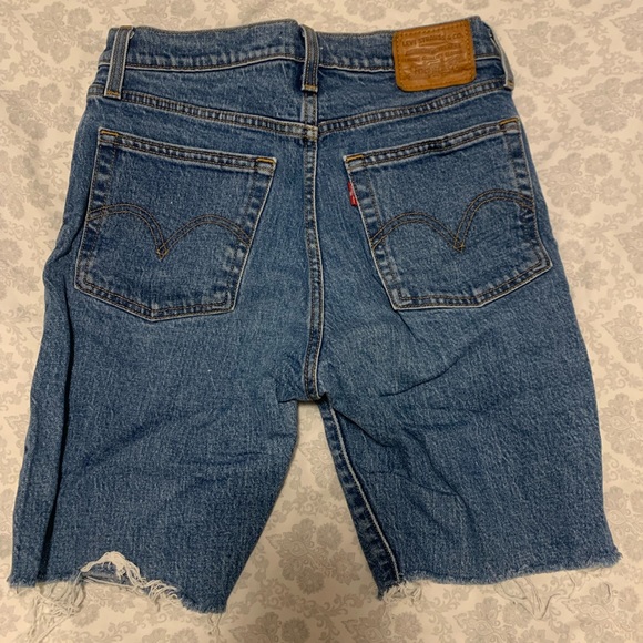 Levi’s wedgie cutoff shorts - Picture 2 of 3